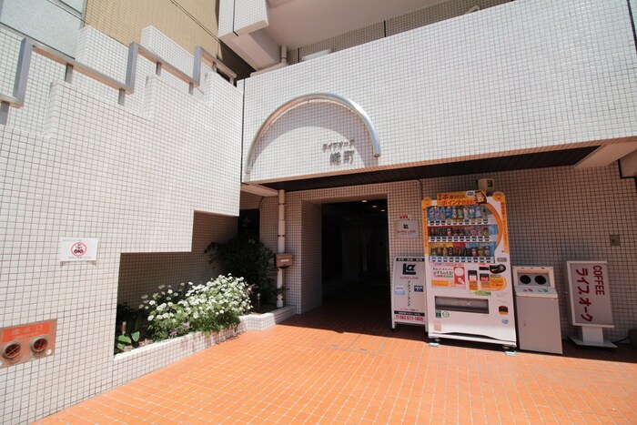 物件外観写真2　(エントランス部分)