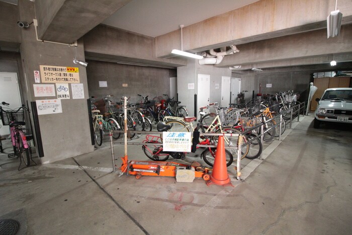 物件外観写真4　(駐輪場)