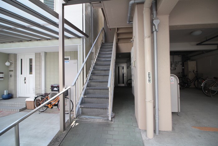 物件外観写真2　(エントランス部分)