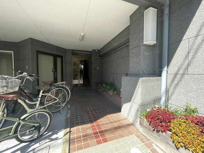 物件外観写真3　(エントランス部分)