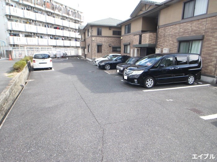 物件外観写真2　(駐車場)