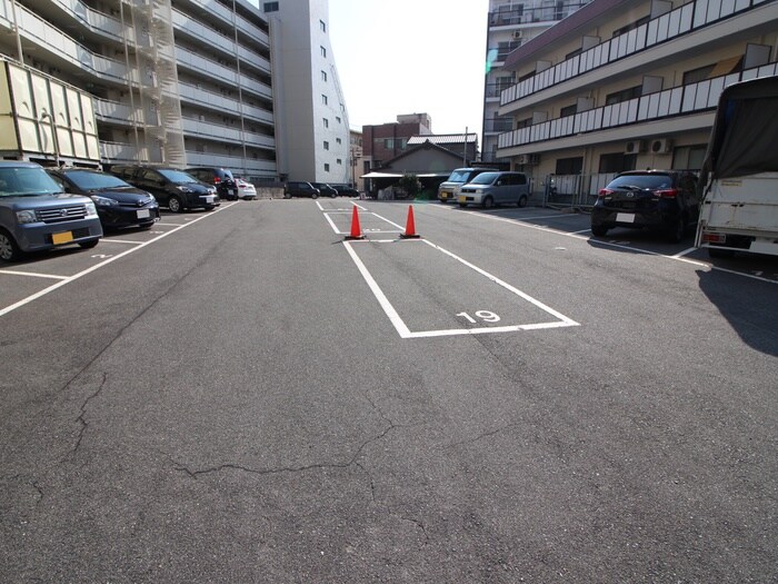 物件外観写真6　(駐車場)