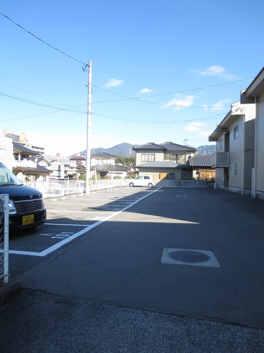 物件外観写真3　(駐車場)