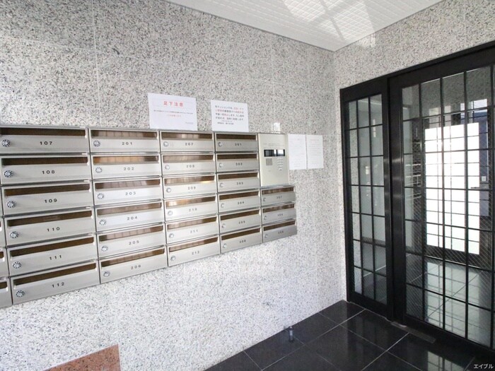 物件外観写真6　(エントランス部分)