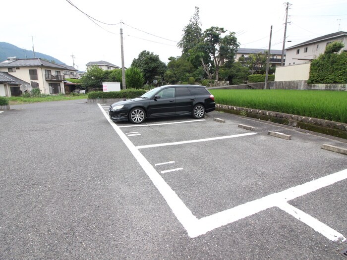 物件外観写真3　(駐車場)