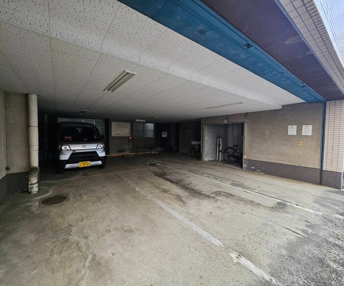 物件外観写真4　(駐車場)