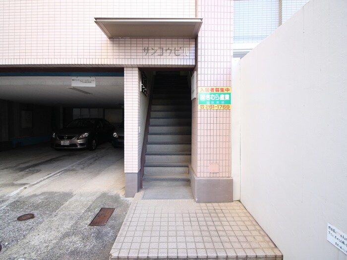 物件外観写真5　(エントランス部分)