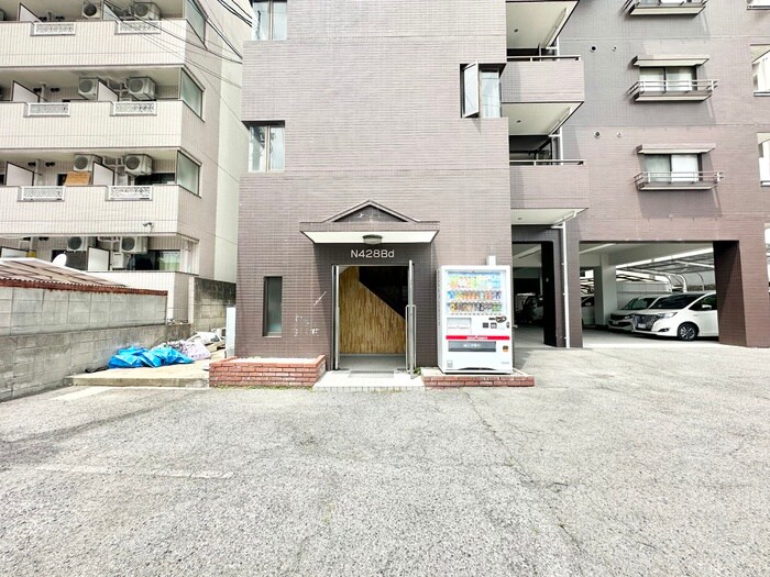 物件外観写真4　(エントランス部分)