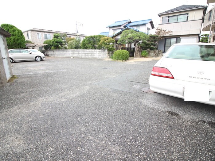 物件外観写真3　(駐車場)