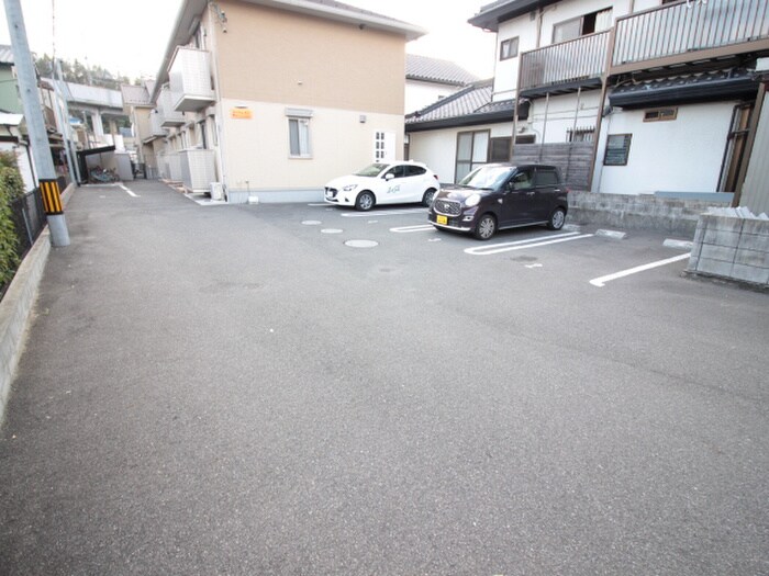 物件外観写真2　(駐車場)