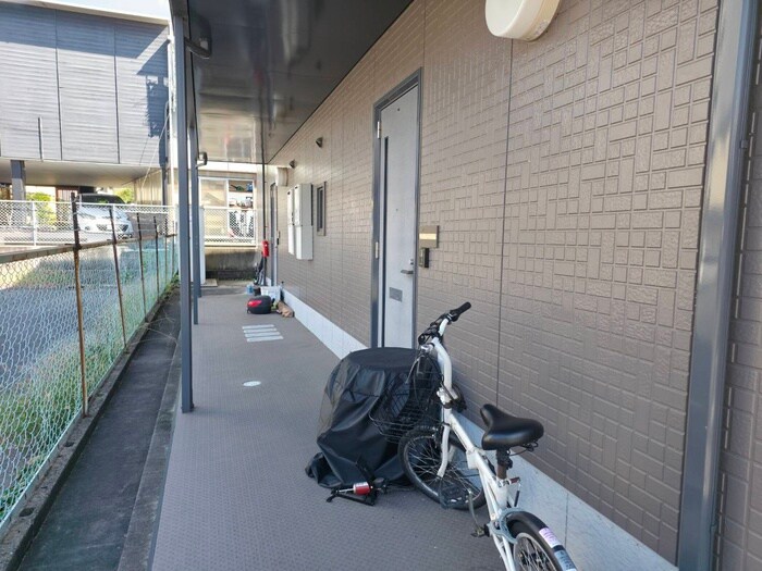 物件外観写真6　(エントランス部分)