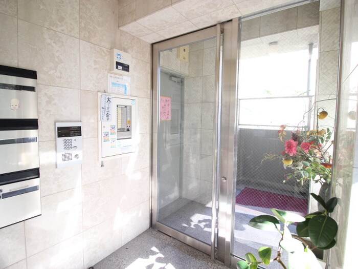 物件外観写真2　(エントランス部分)
