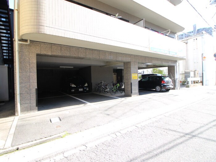 物件外観写真4　(駐車場)