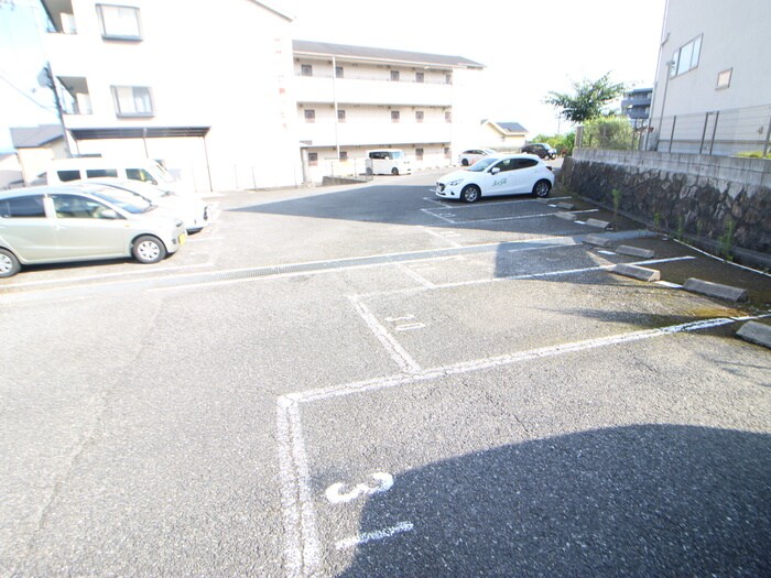 物件外観写真3　(駐車場)