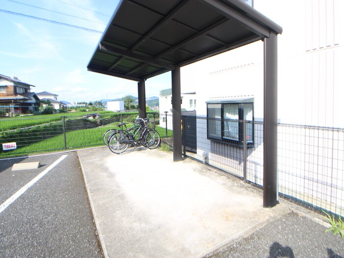 物件外観写真4　(駐輪場)