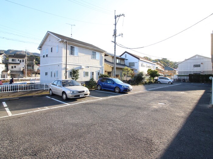 物件外観写真6　(駐車場)