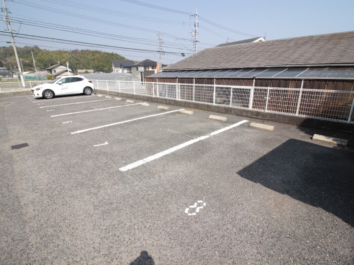 物件外観写真3　(駐車場)