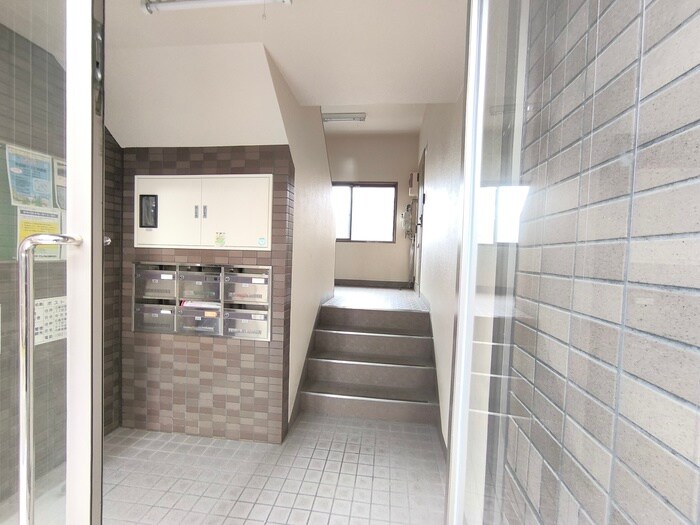 物件外観写真3　(エントランス部分)