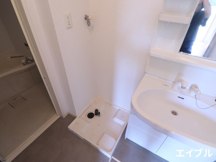 物件内観写真12　(洗濯機置場)