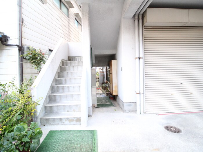 物件外観写真6　(エントランス部分)