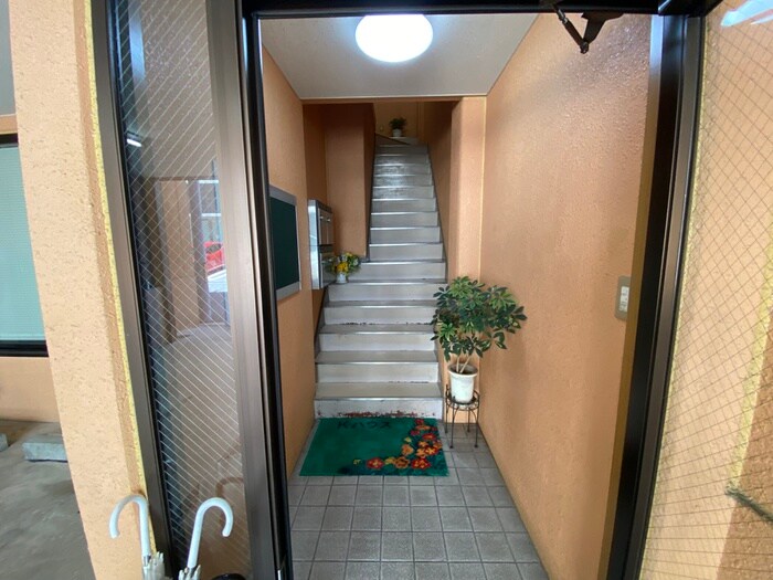 物件外観写真3　(エントランス部分)