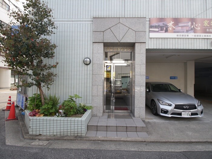 物件外観写真2　(エントランス部分)