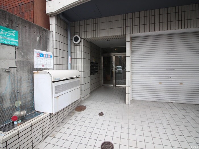 物件外観写真2　(エントランス部分)