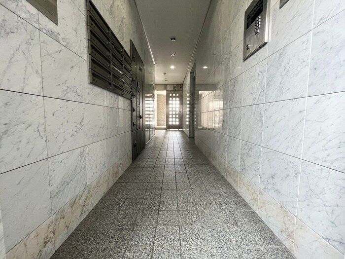 物件外観写真2　(エントランス部分)