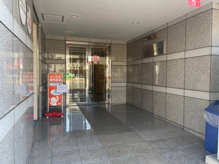 物件外観写真2　(エントランス部分)