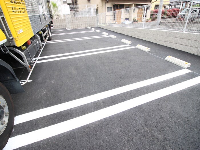 物件外観写真3　(駐車場)