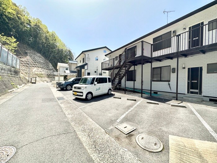 物件外観写真4　(駐車場)