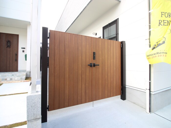 物件外観写真5　(エントランス部分)