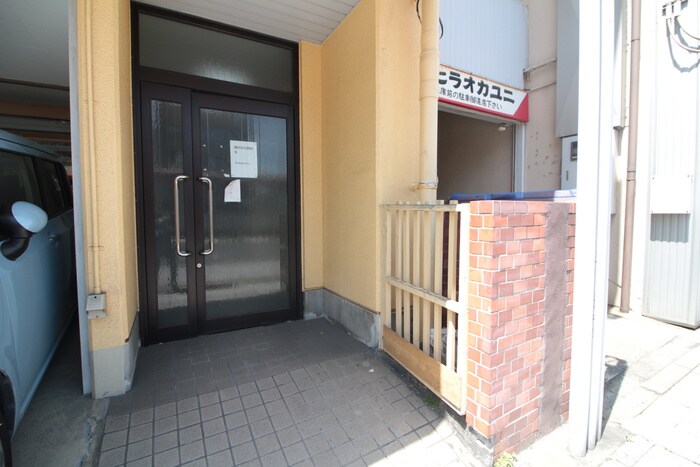 物件外観写真2　(エントランス部分)