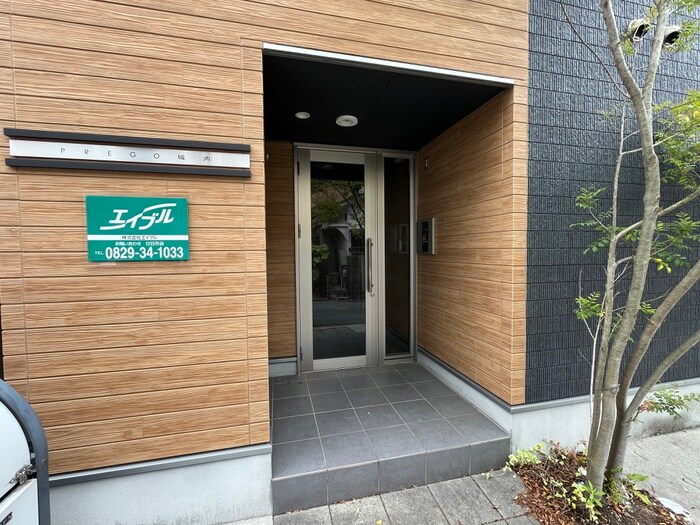 物件外観写真2　(エントランス部分)