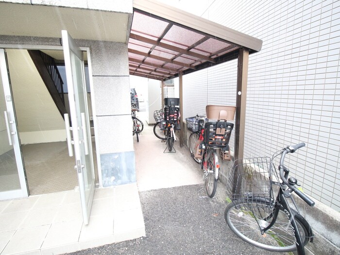 物件外観写真4　(駐輪場)