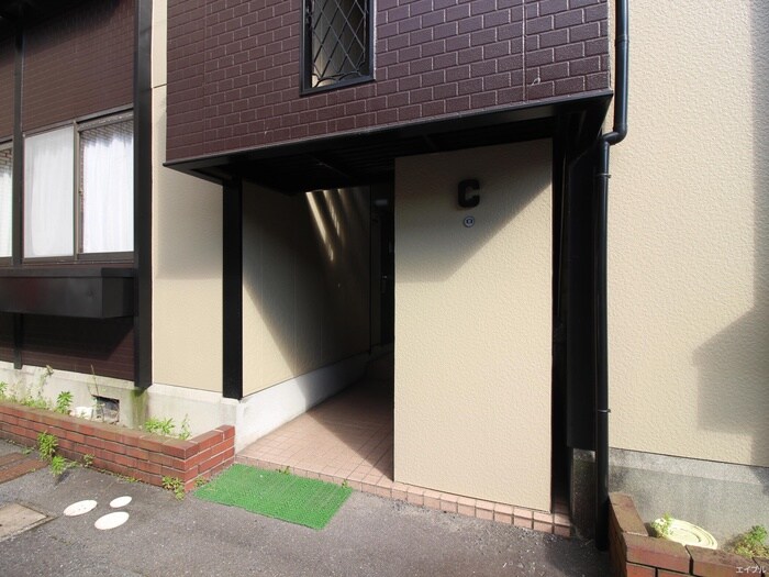 物件外観写真2　(エントランス部分)
