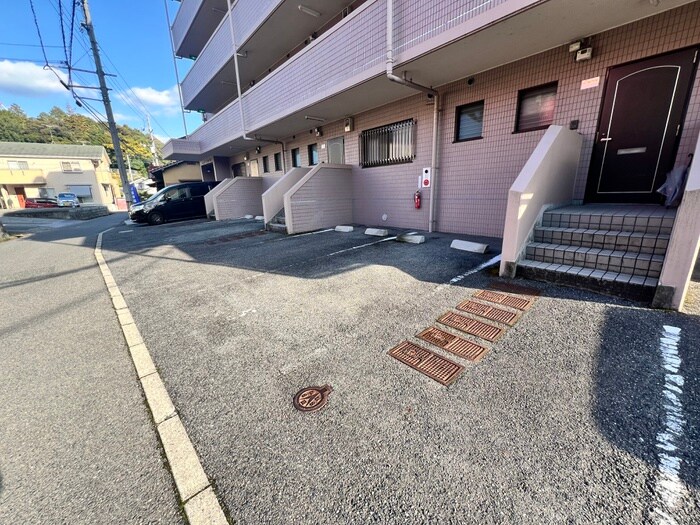 物件外観写真3　(駐車場)