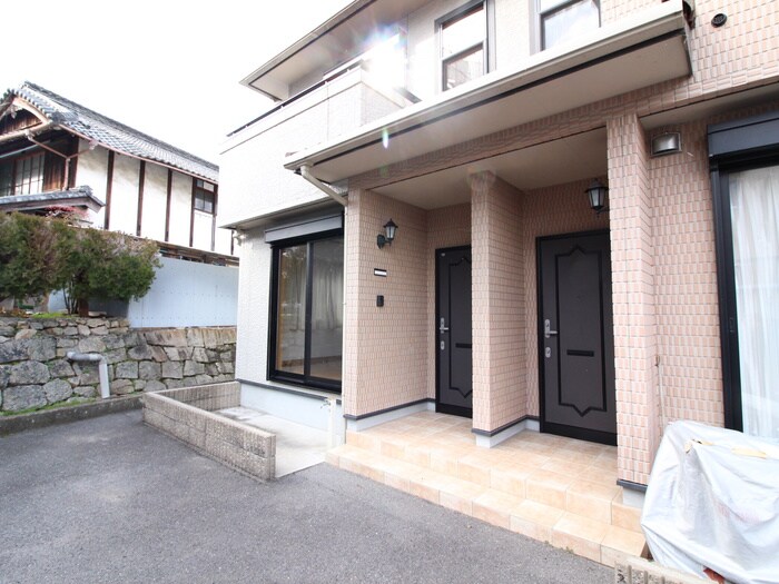 物件外観写真5　(エントランス部分)