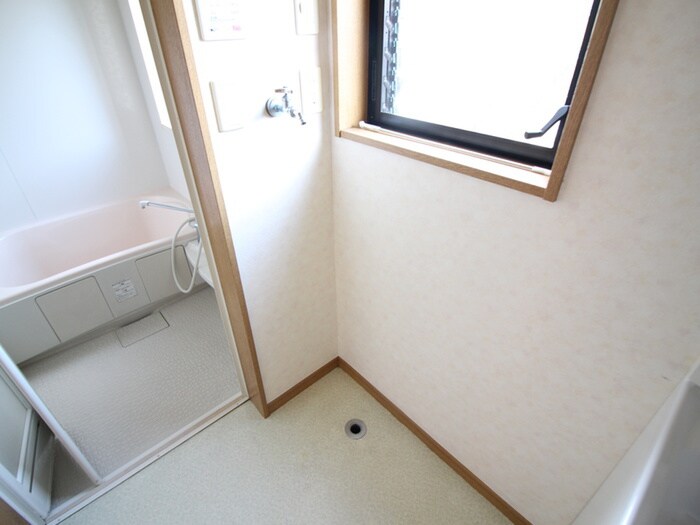 物件内観写真11　(洗濯機置場)