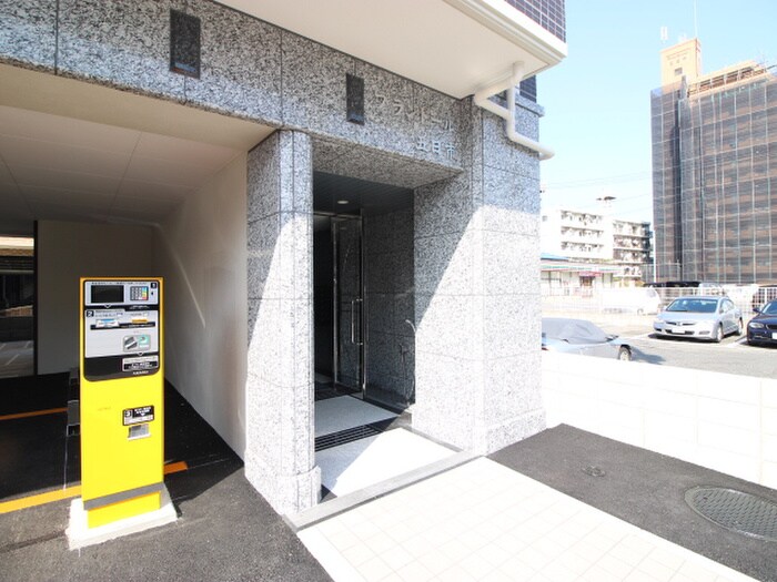 物件外観写真2　(エントランス部分)