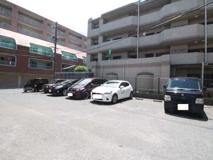 物件外観写真4　(駐車場)