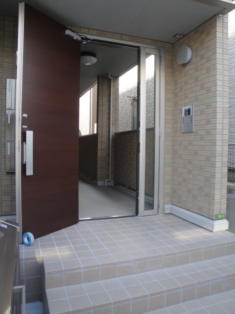 物件外観写真2　(エントランス部分)