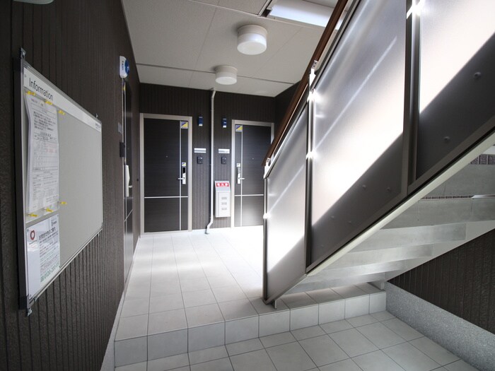 物件外観写真4　(エントランス部分)