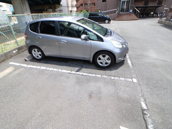 物件外観写真3　(駐車場)