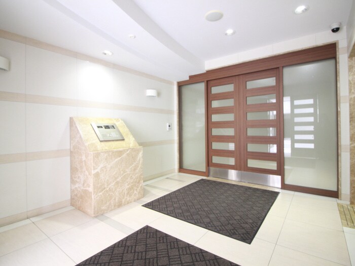 物件外観写真2　(エントランス部分)