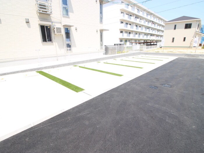 物件外観写真3　(駐車場)
