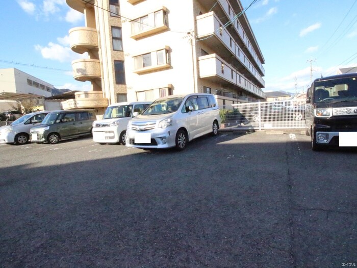 物件外観写真3　(駐車場)