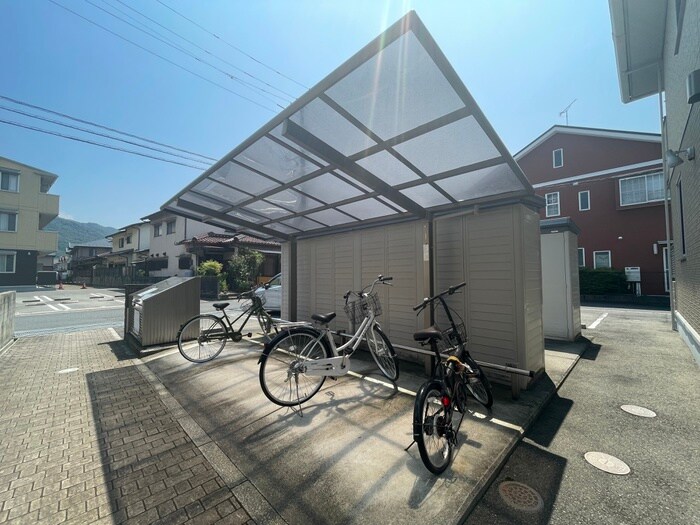 物件外観写真4　(バイク置き場)
