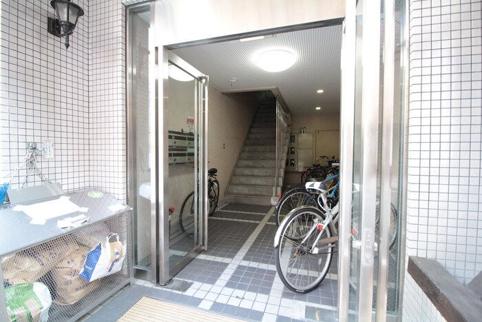 物件外観写真2　(エントランス部分)