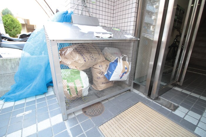 物件外観写真4　(バイク置き場)